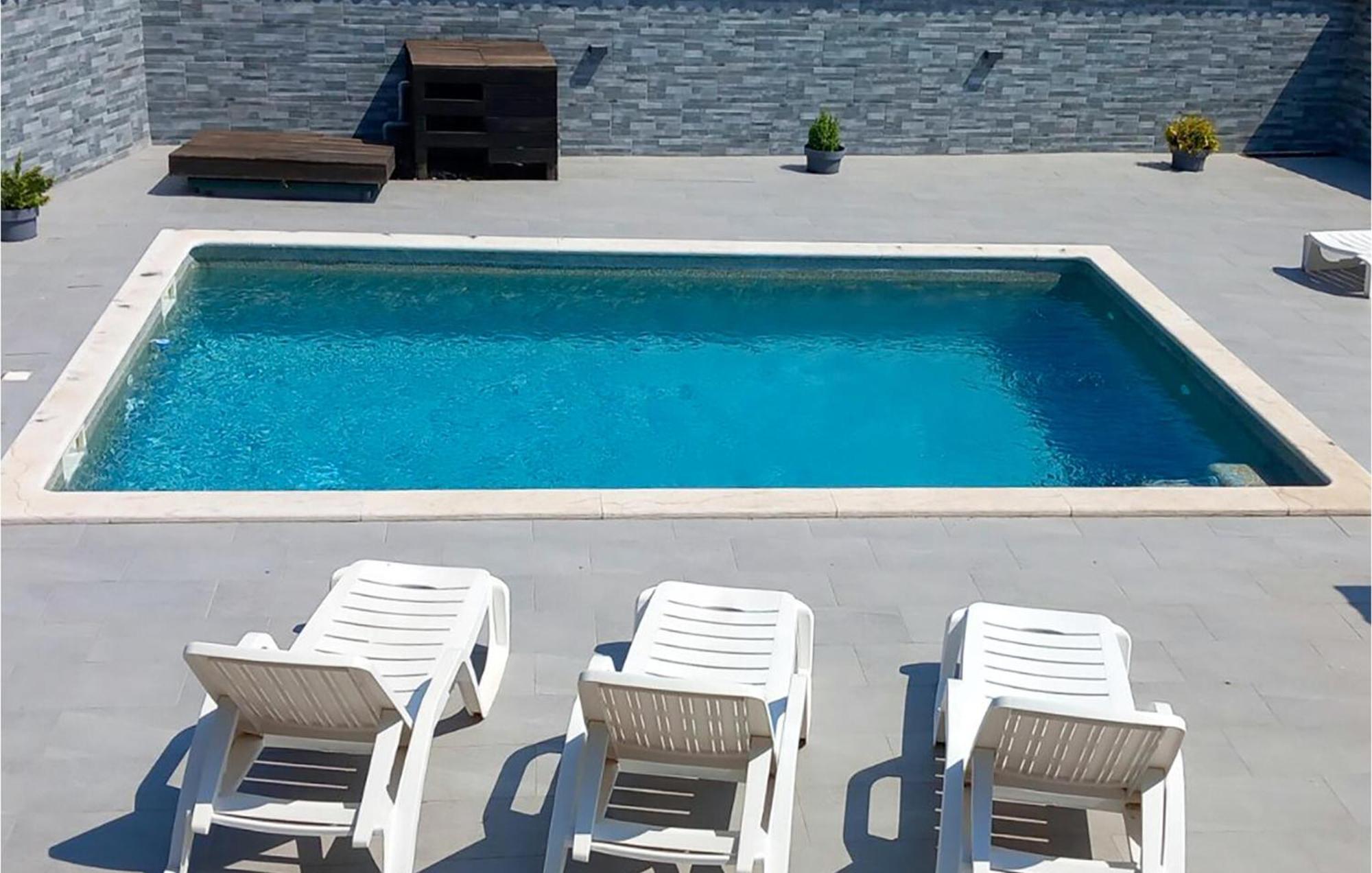 In With Outdoor Swimming Pool * Pula