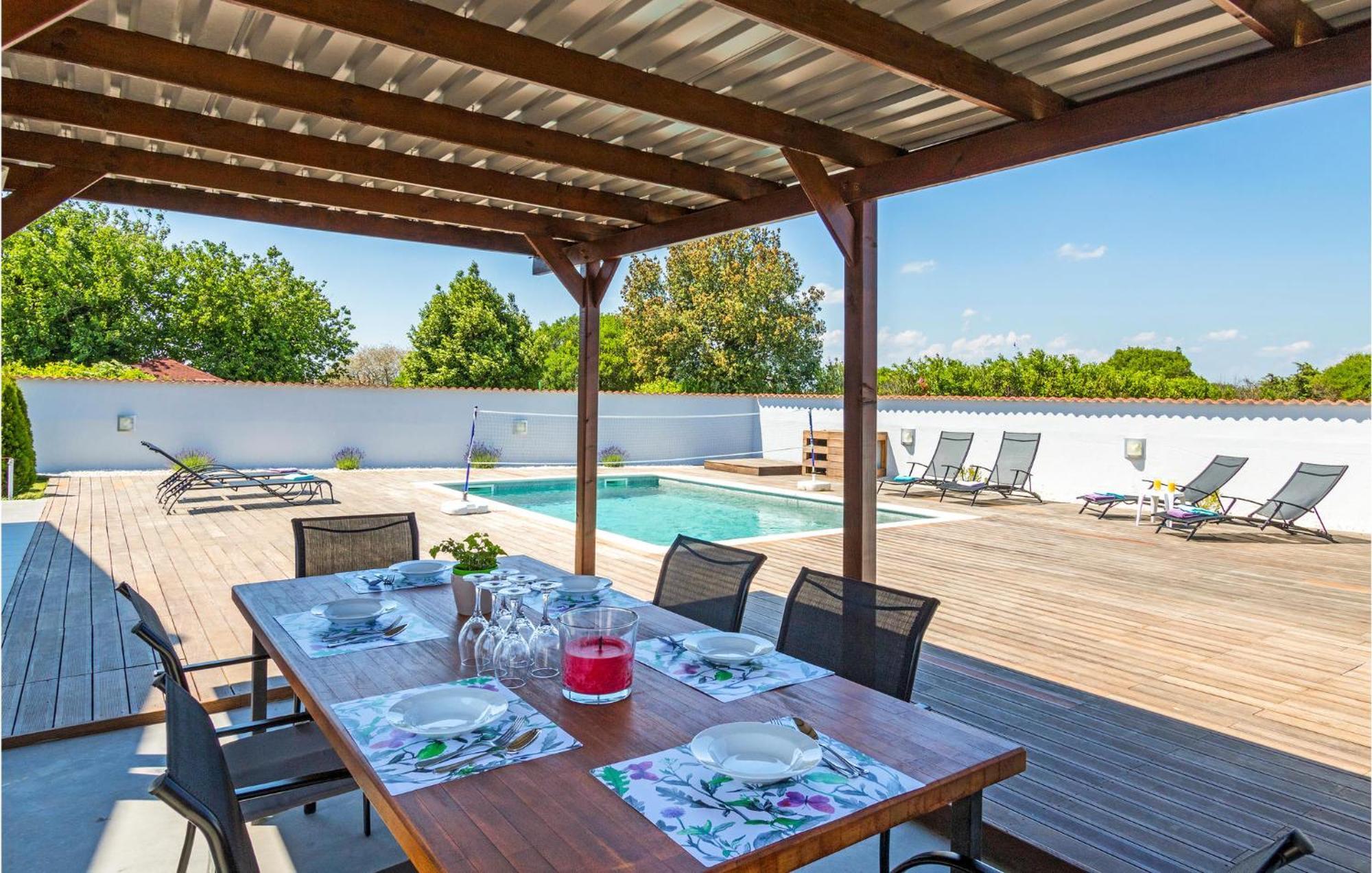 In With Outdoor Swimming Pool Casa vacanze Pola
