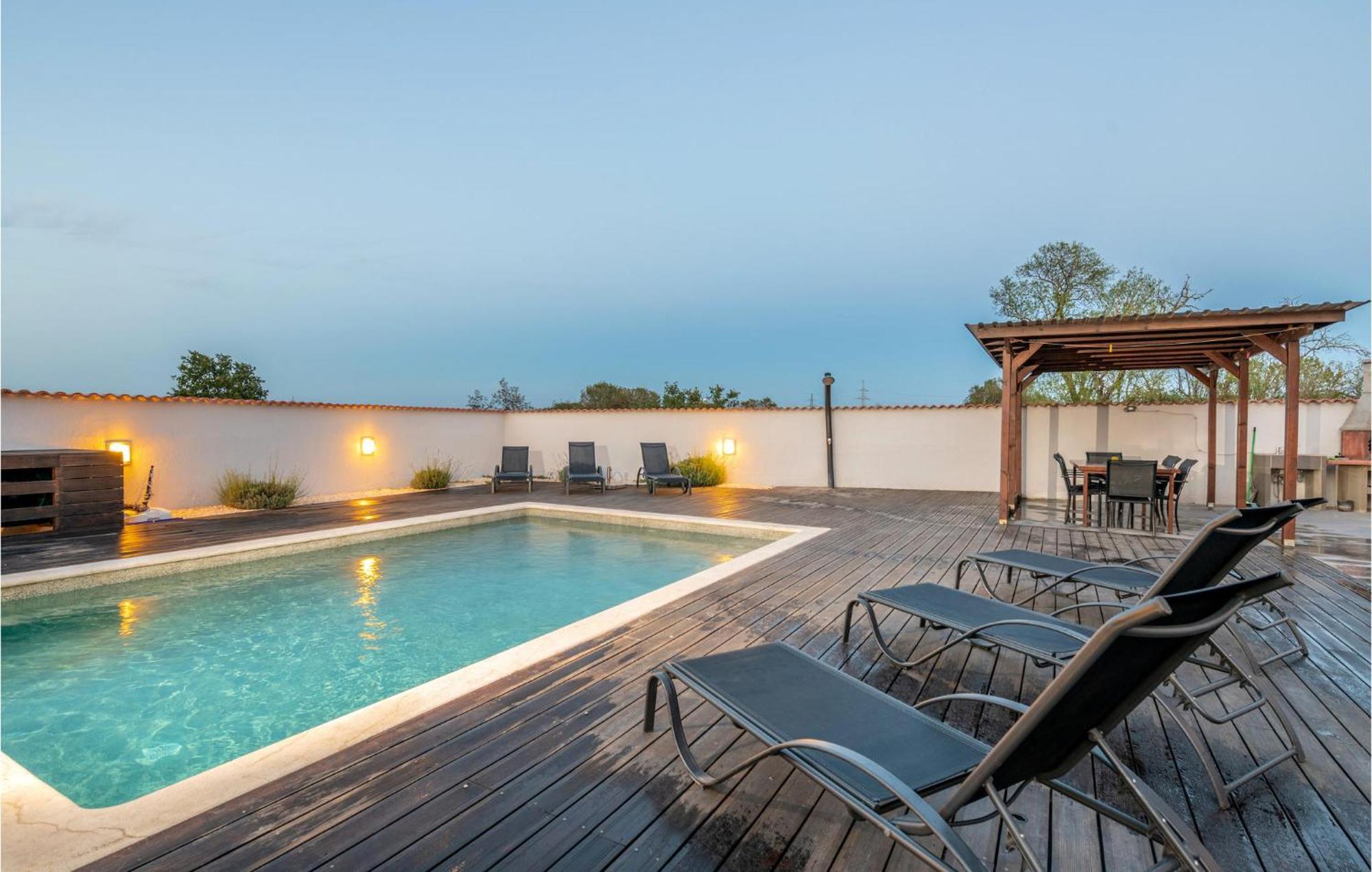 In With Outdoor Swimming Pool * Pola