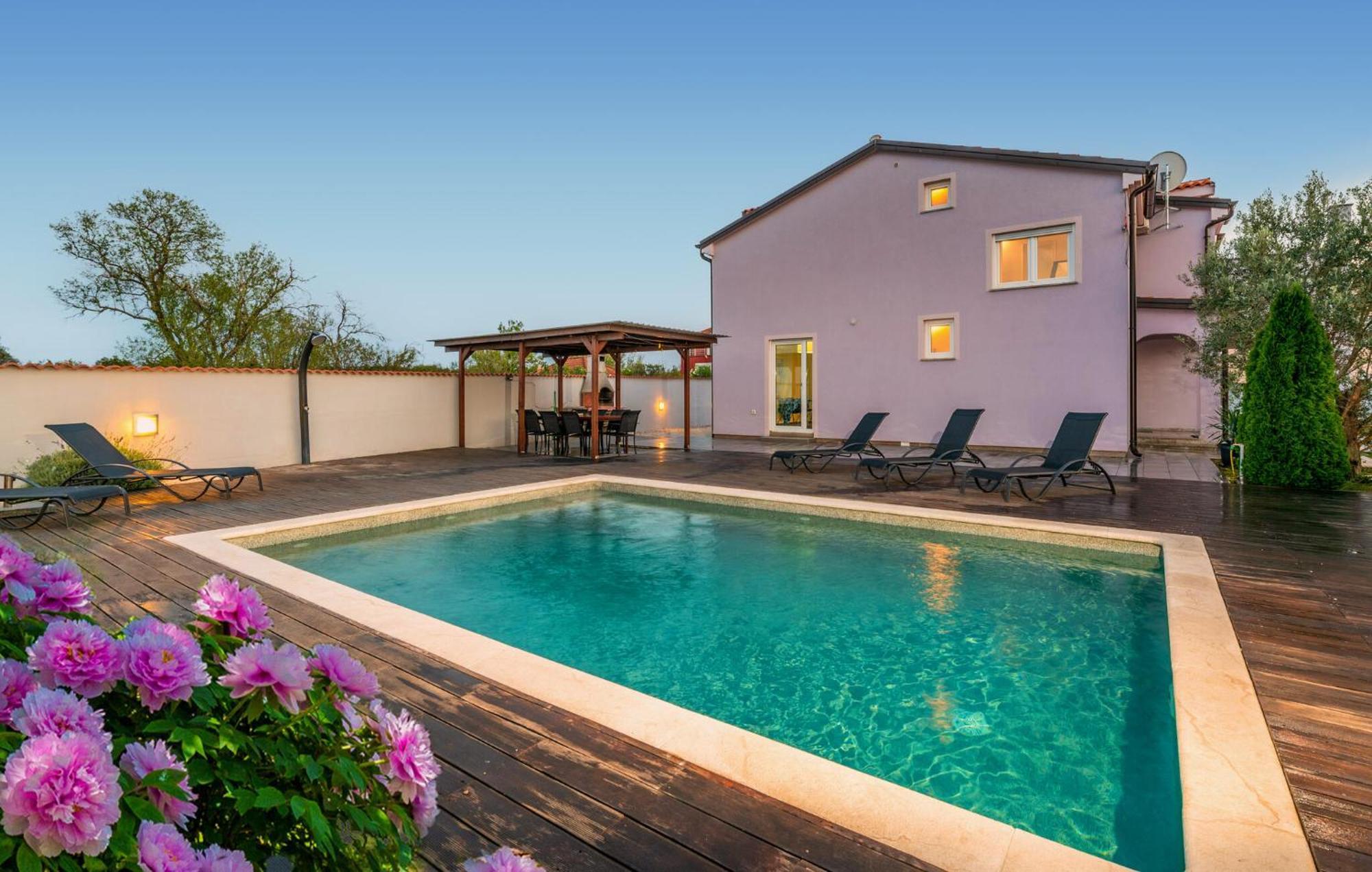 Casa vacanze In With Outdoor Swimming Pool Pola
