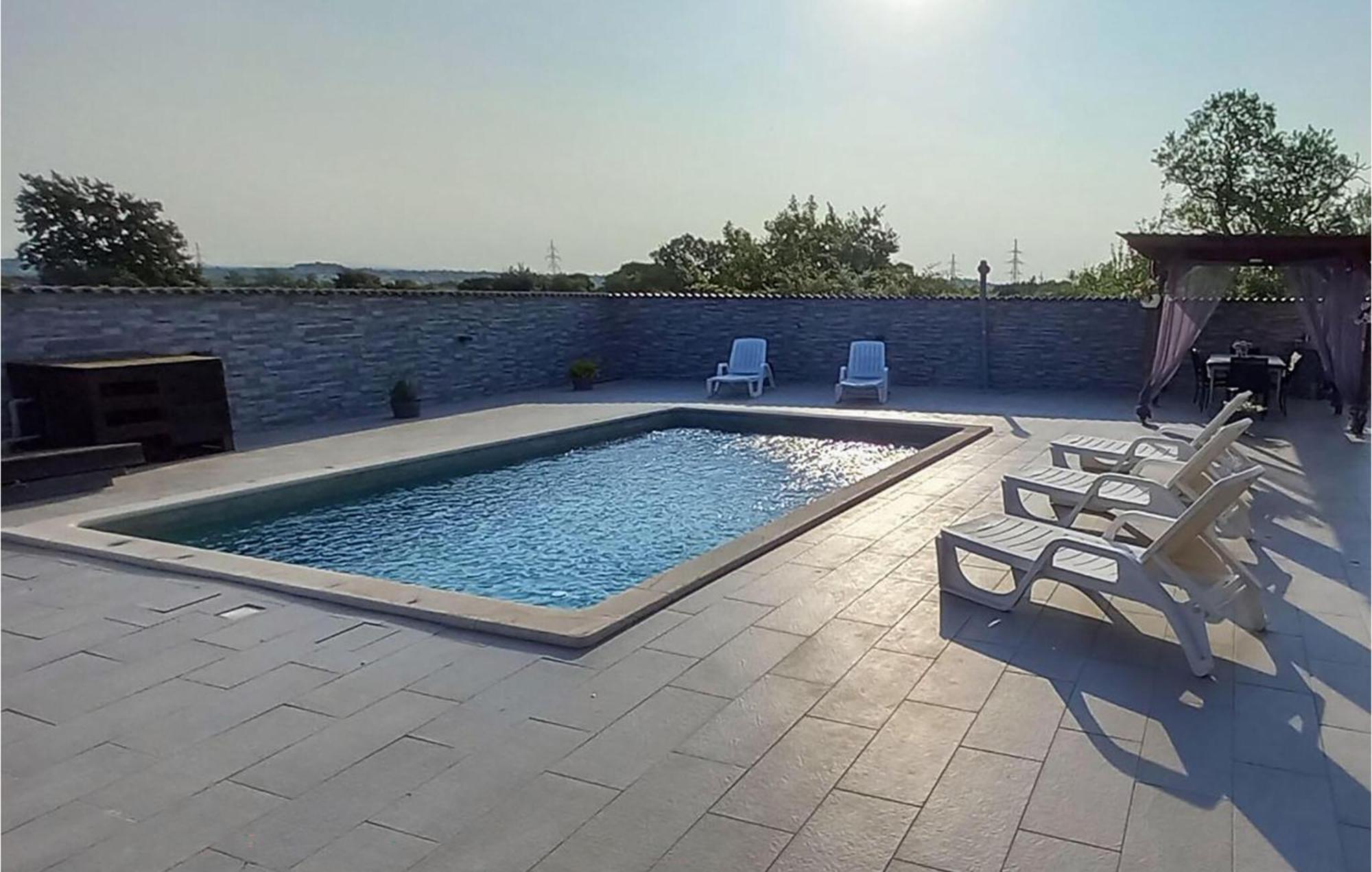 In With Outdoor Swimming Pool Casa vacanze *