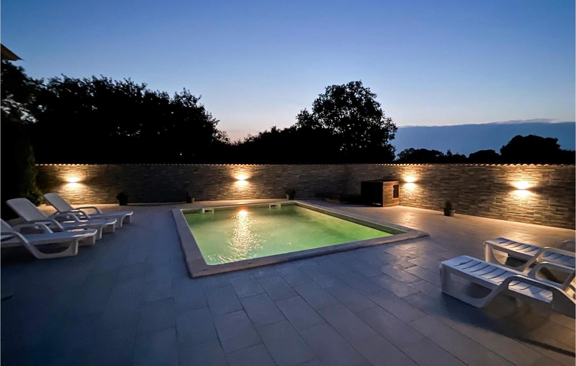 In With Outdoor Swimming Pool Pola